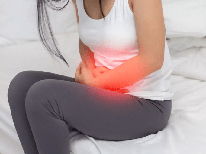 mulher com cólicas menstruais e dor por endometriose